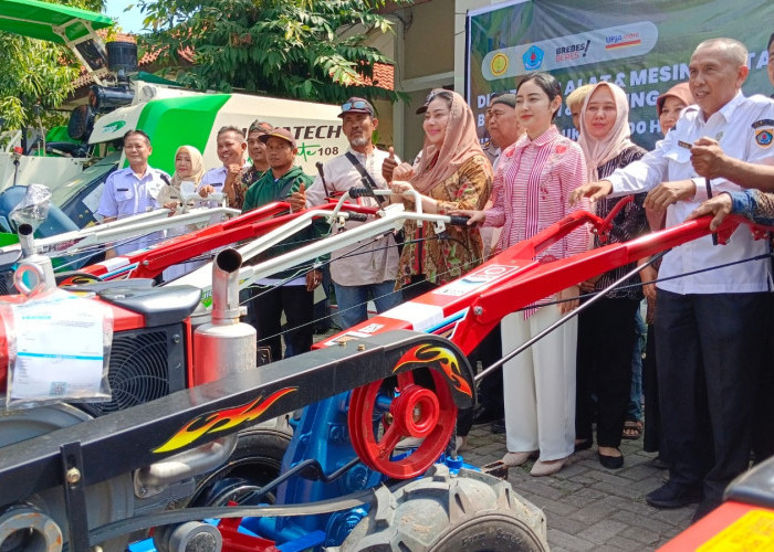 Bupati Brebes Serahkan Puluhan Unit Alsintan dan Launching UPJA Mart 