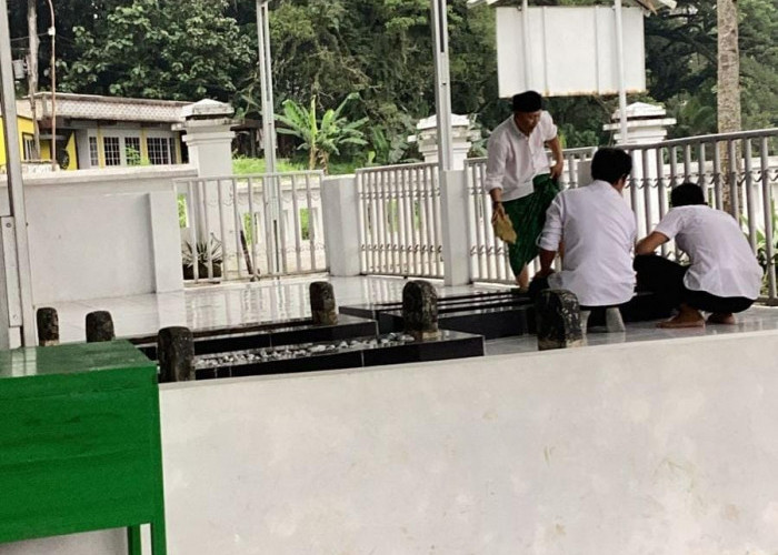  Kaji Manuskrip, Misi Penyelamatan Jejak Tegal dari Lembaran Tua yang Rapuh