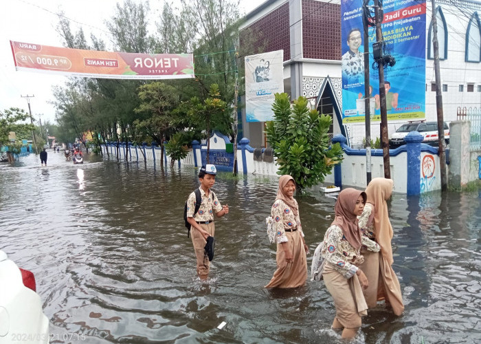 Kota Tegal Banjir, Sejumlah Siswa di Sekolah yang Terendam Terpaksa Diliburkan  