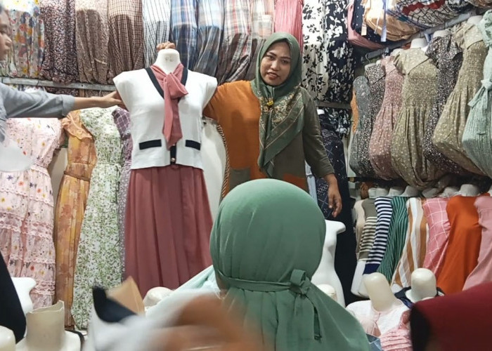 Pertengahan Ramadhan, Pedagang Busana Pasar Pagi Kota Tegal Mulai Diserbu Pengunjung 
