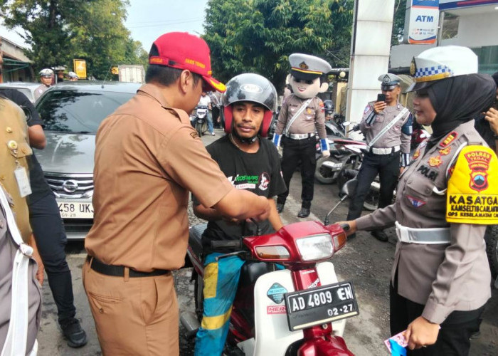 Operasi Keselamatan Candi 2026: Polres Tegal Bagi Coklat hingga Helm Gratis 