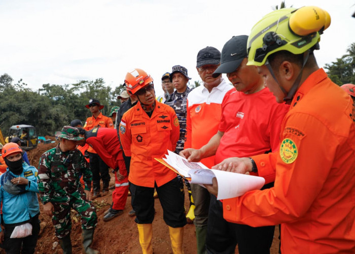 Gubernur Jateng Tinjau Lokasi Longsor di Cilacap, 12 Orang Masih Tertimbun 