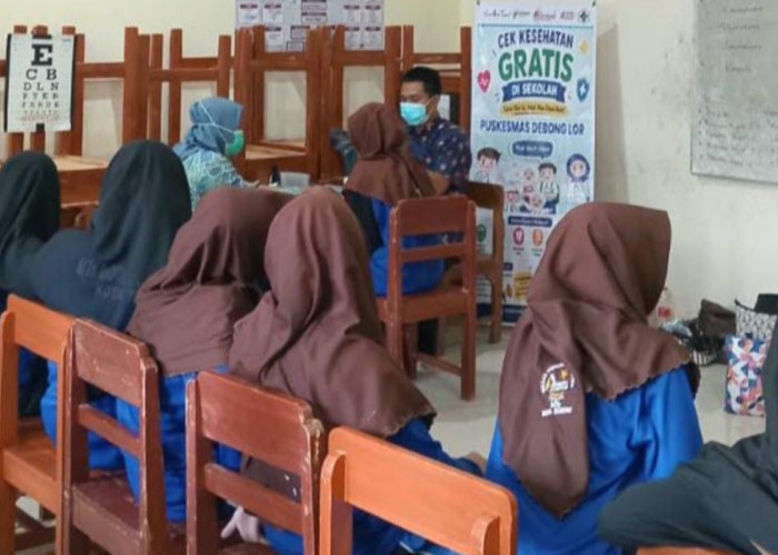 Siswa MTs Model Ihsaniyah Tegal Ikuti Cek Kesehatan Gratis dari Puskesmas Debong Lor