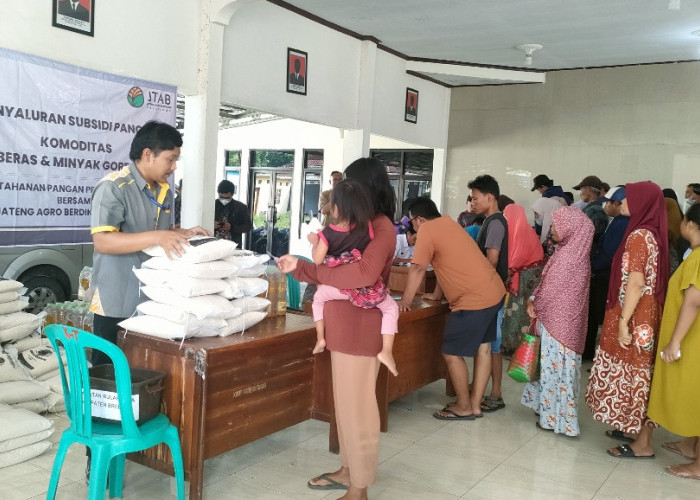 Bazar Paket Beras Murah di Brebes Diserbu Ribuan Warga