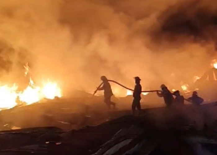 Kebakaran Gudang Limbah di Slatri Brebes: Api Masih Berkobar Hingga Malam Hari