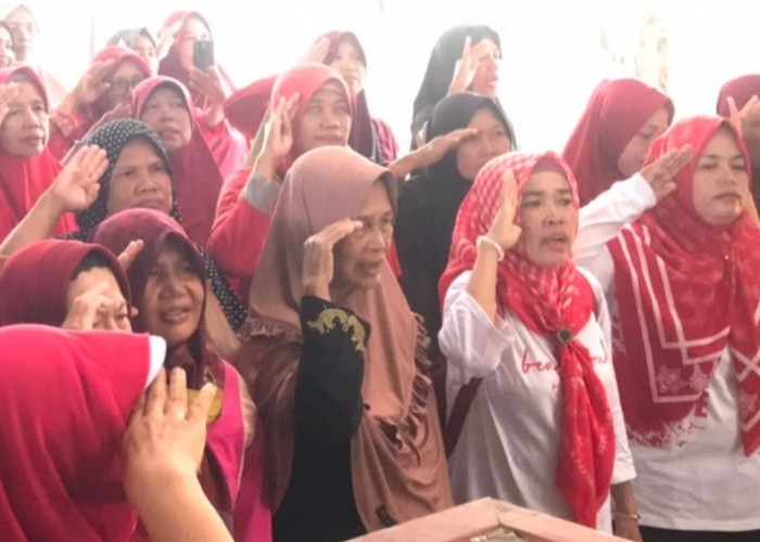 Pertahankan Tradisi, 250 Pedagang Pasar di Tegal Gelar Upacara Bendera