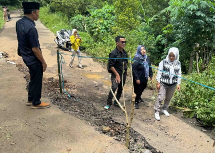 Pantau Jalan yang Longsor, Ketua Komisi III DPRD Kabupaten Tegal Sampaikan Hal Ini