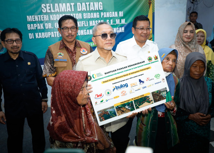 Salurkan Bantuan Korban Banjir Pekalongan, Nana Sudjana Gandeng Zulkifli Hasan