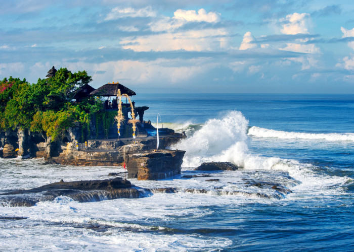 Dijaga Ular Hitam Putih, Ini 6 Fakta Menarik Pura Tanah Lot di Bali, yang Punya Pasangan Dilarang Datang!