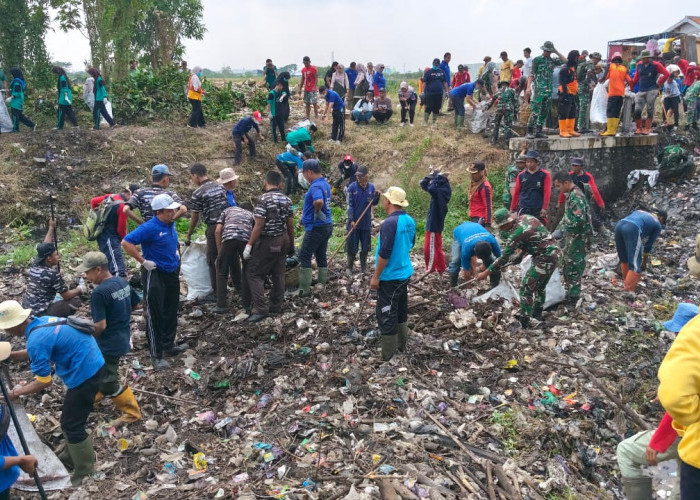 Turut Bersihkan 75 Ton Sampah, Bupati Tegal Nyemplung Langsung ke Sungai