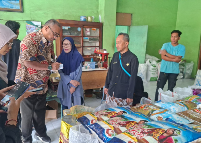 Tim Gabungan Cek Pasar Brebes, Harga Beras SPHP Rp11.800