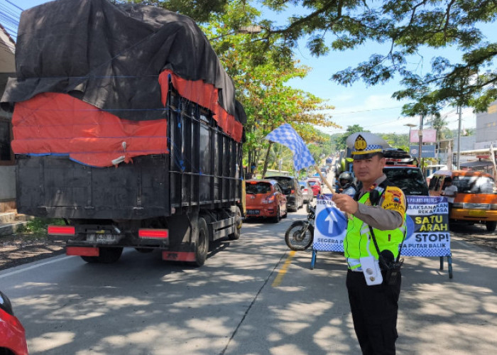 Jumlah Kendaraan Meningkat, Polres Brebes Berlakukan One Way Lokal di Jalur Tengah dan Selatan