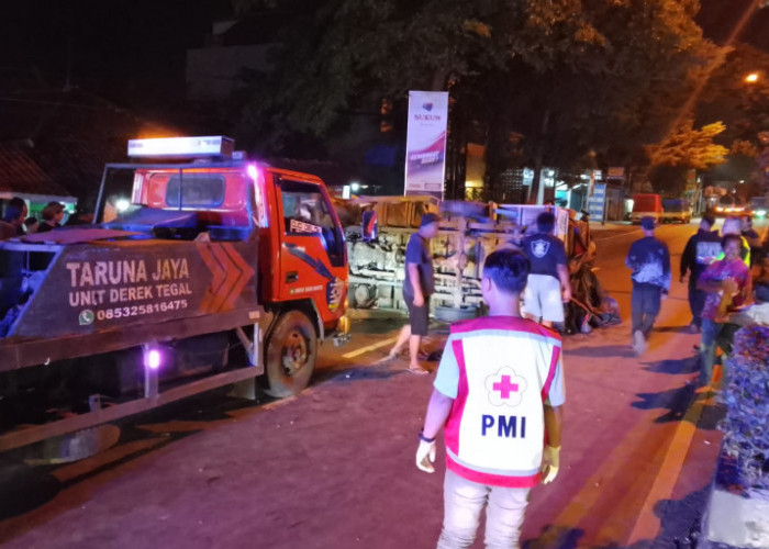 Kecelakaan Maut Terjadi di Brebes: Mobil Pick Up Pembawa Telur Asin Hantam 8 Motor, 1 Mahasiswa Tewas