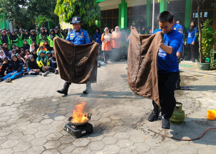 Edukasi Keselamatan, Ratusan Siswa SMP Ma'arif NU Dukuhwaru Tegal Digembleng Damkar