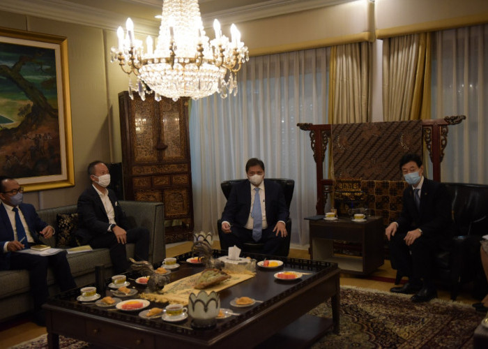 Bahas Kerja Sama Perdagangan dan Investasi, Menteri METI Jepang Kunjungi Menko Airlangga