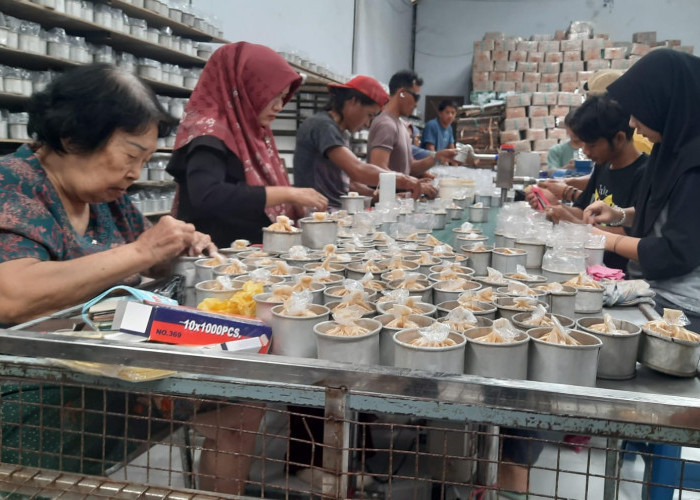 Imlek Masih Sebulan Lagi, Produsen Kue Keranjang di Tegal Mulai Berproduksi