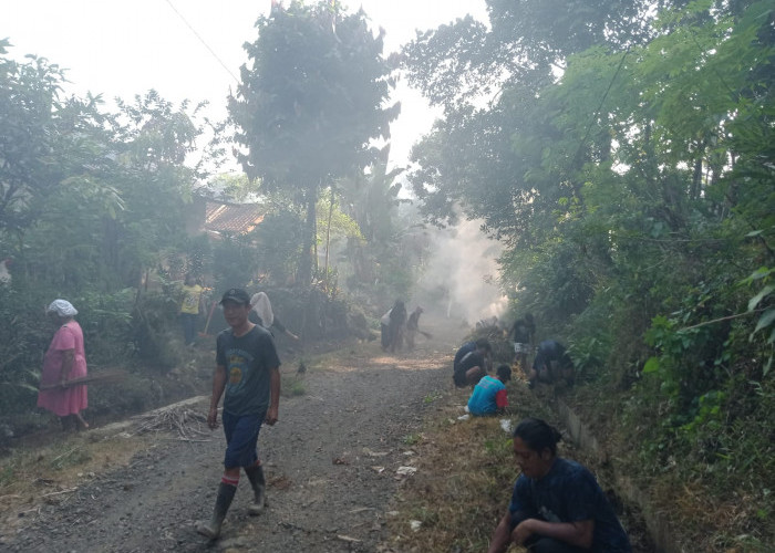 Masyarakat Dusun Krajan II Pemalang Swadaya Perbaiki Jalan Desa