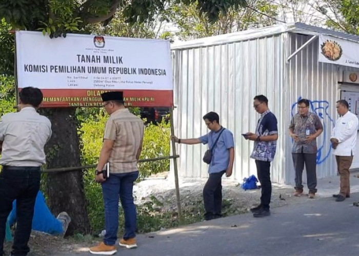 KPU Kota Tegal Pasang Plang Larangan demi Amankan Aset Negara di Debong Kulon