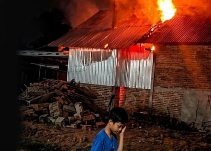 Diduga dari Tungku, Pabrik Kerupuk Rumahan di Tegal Terbakar Tengah Malam
