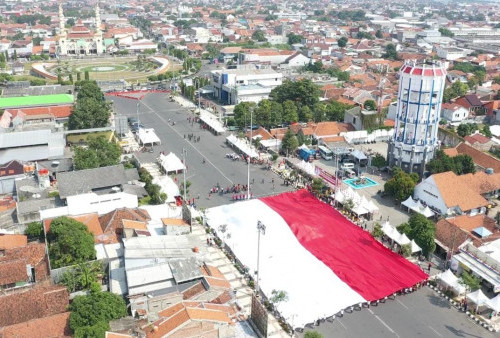80 Personel Gabungan Bentangkan Merah Putih Raksasa di Jalan Pancasila Kota Tegal 