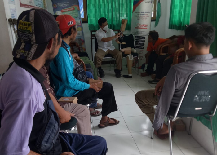 Dinsos Kabupaten Tegal Fasilitasi Penyandang Disabilitas Pelatihan Membuat Kaki Palsu 