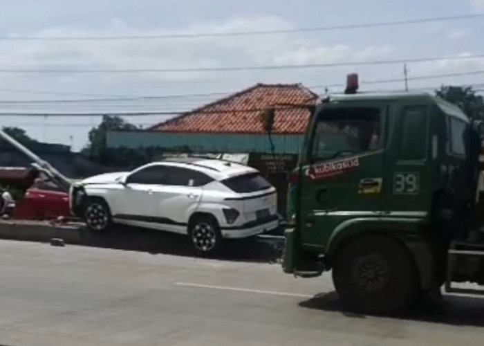 Kecelakaan Tunggal Terjadi di Pantura Tanjung-Brebes, Mobil Listrik Tabrak Tiang Lampu