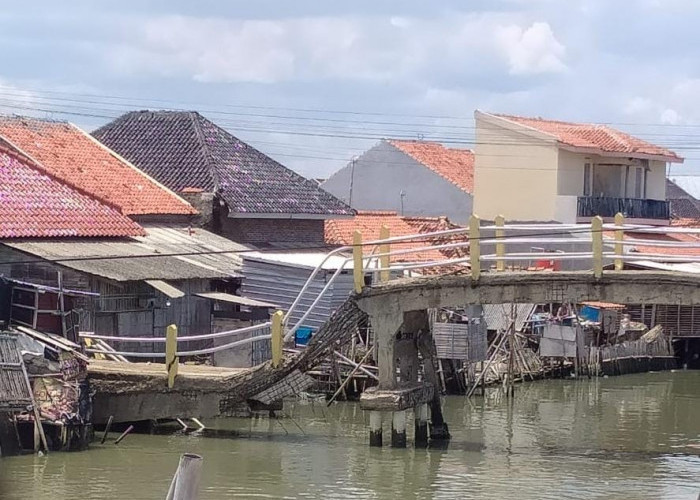 Jembatan Penghubung Dua Desa di Brebes Ambruk