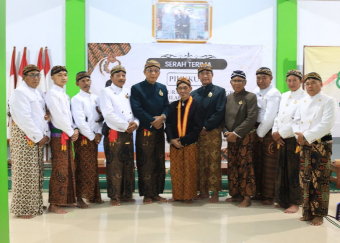 KH Nuridin Terima Anugerah Pikukuh Silsilah dan Kekancingan dari Kraton Surakarta Hadiningrat