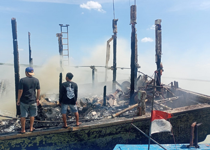 Jelang Dhuhur, Kapal Nelayan Terbakar di Muara Sungai Kluwut Brebes