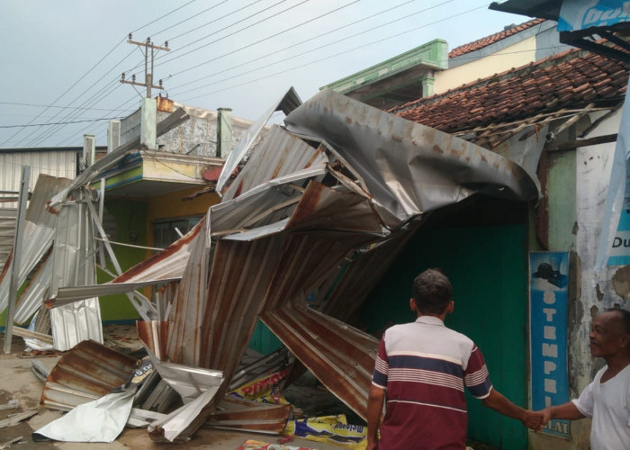 Bencana Angin Kencang di Dukuhturi Ketanggungan: 15 Rumah Rusak, Pohon Tumbang Timpa Kabel Listrik 