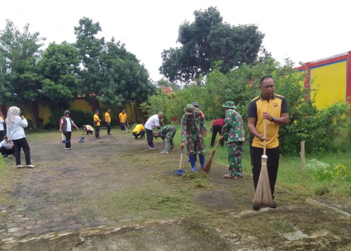 Jelang Imlek 2026, Jajaran Forkopimcam Comal Pemalang Gotong Royong Bersihkan Klenteng 