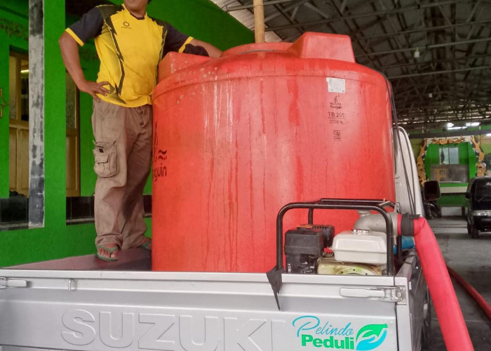 Atasi Kekeringan di Pemalang, PMR Pasok Air Bersih untuk Santri Belik