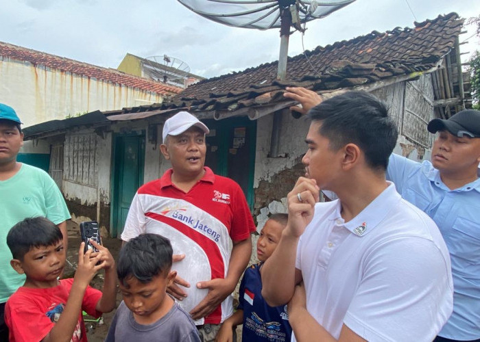 Kaesang Pangarep, Putra Bungsu Jokowi Kunjungi Korban Banjir di Brebes