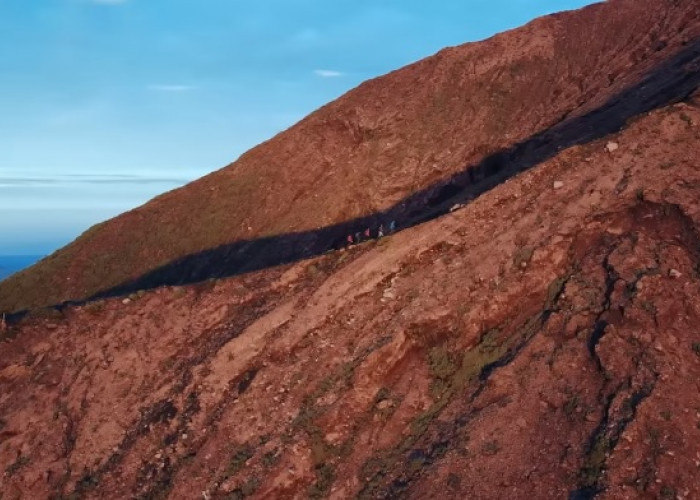 7 Mitos Gunung Kerinci Paling Populer, Ada Sosok Makhluk Kaki Terbalik?