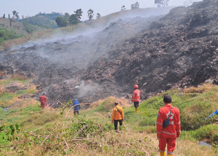 Demi Lakukan Pemadaman Kebakaran di TPA Penujah Kabupaten Tegal, 14 Petugas Turun Tiap Hari  