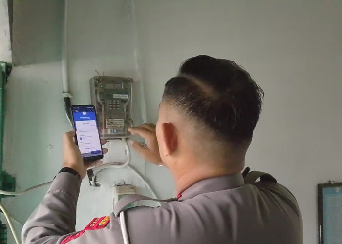 Ramadan, Polisi di Brebes Bagikan Token Listrik Gratis di Sejumlah Musala