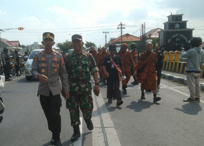 Petugas Gabungan Amankan Kedatangan Biksu Thudong di Tegal