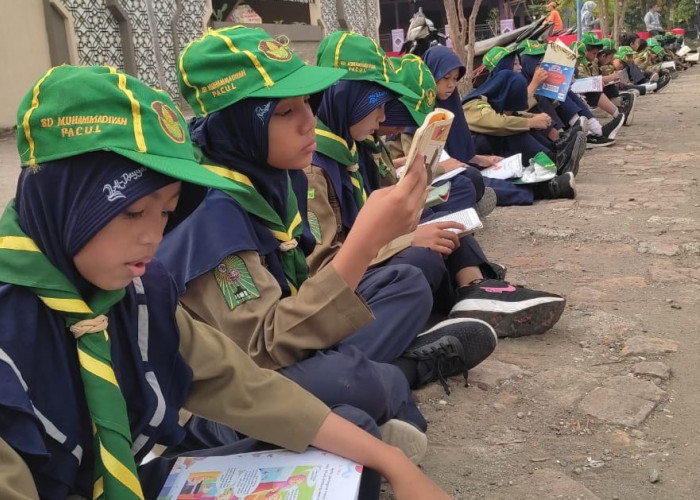 Peringati Milad, SD Muhammadiyah Pacul Gelar Aksi Membaca Sepanjang Jalan 