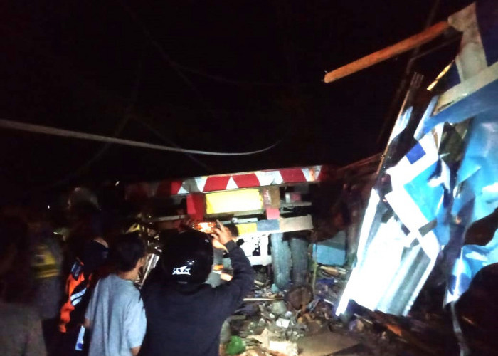 Truk Tronton Kecelakaan di Jalan Nasional Tegal-Purwokerto Brebes, 2 Orang Terjepit dalam Kabin