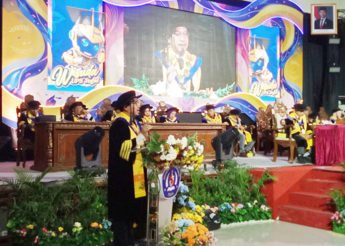 UPS Tegal Kukuhkan 965 Wisudawan, Hadirkan Lulusan Unggul dan Berkarakter