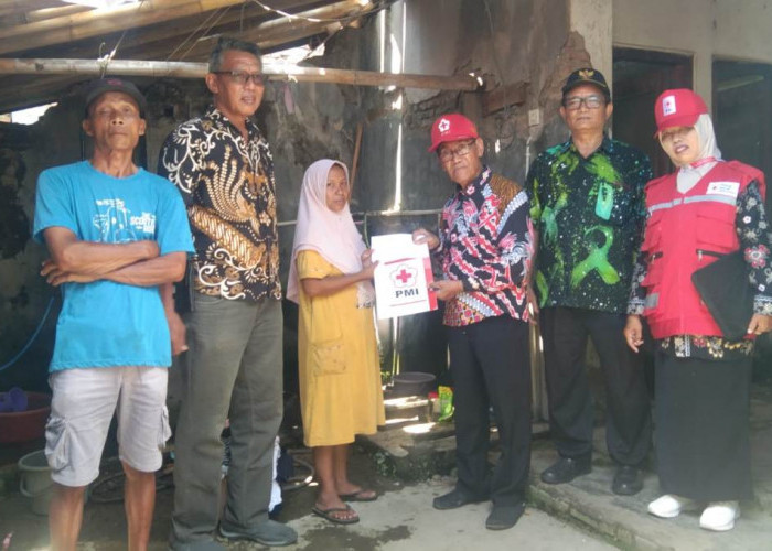 Desa Pecabean Tegal Diterjang Angin Kencang, PMI Gercep Ulurkan Bantuan