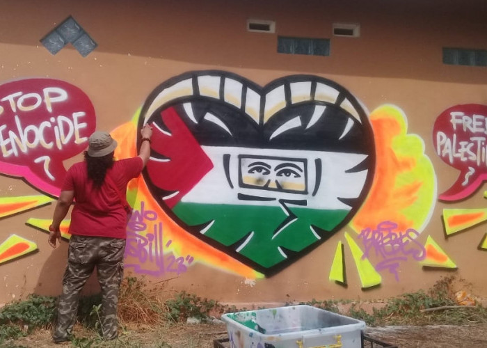 Seniman Brebes Protes Aksi Genosida di Palestina Melalui Seni Mural