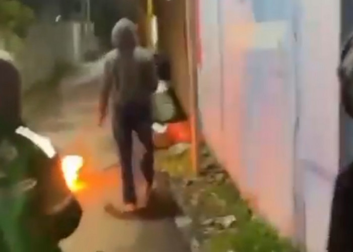 Viral! Video Aksi Gangster di Brebes Lempar Bom Molotov ke Pemotor Bikin Heboh Publik