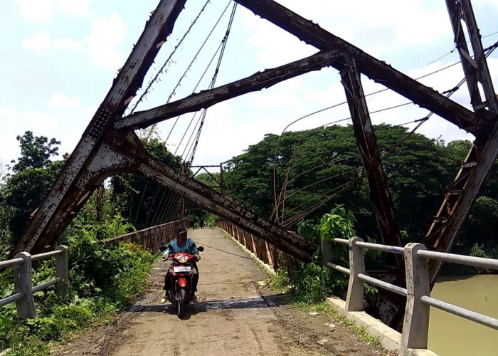 Diterjang Banjir, Menara Jembatan Gantung Warisan Belanda di Kendal Ambruk