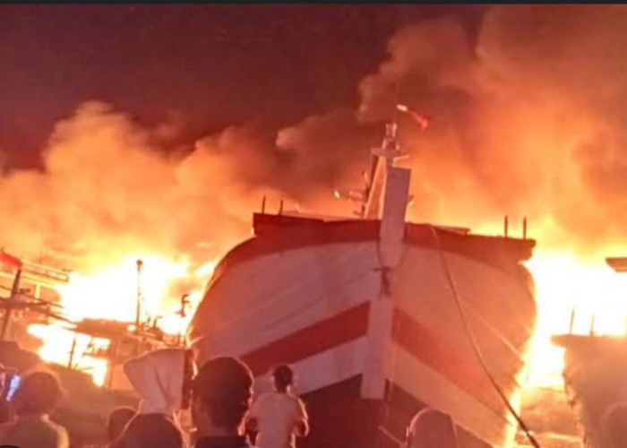 Kebakaran Pelabuhan Jongor Tegal Berlanjut, Tagar Pray for Tegal Menggema dan Dikira Hawaii 