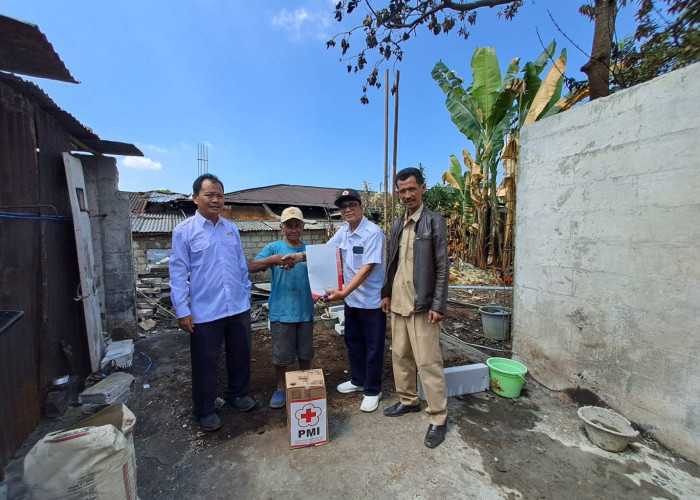 PMI Salurkan Bantuan untuk Korban Kebakaran di Desa Bojong Tegal