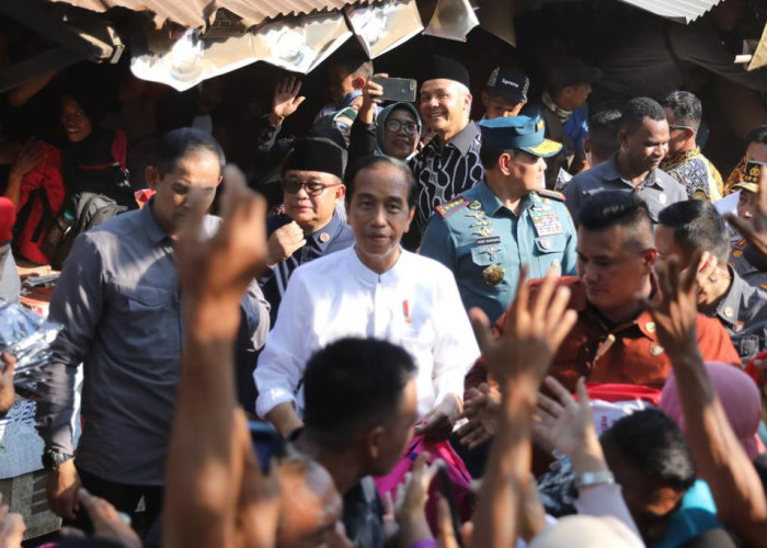 Ganjar dan Prabowo Dampingi Jokowi Bagi-bagi Kaos di Pasar Grogolan Pekalongan