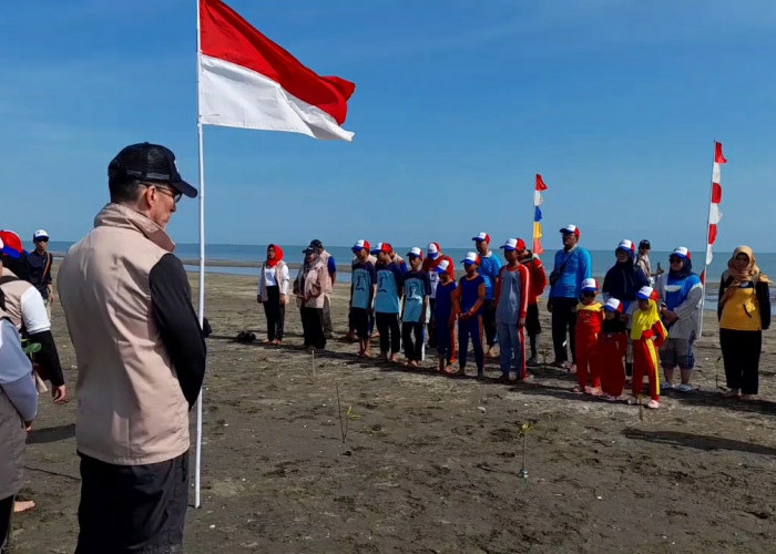 UNIK! Upacara 17 Agustus 2023, Aktivis Lingkungan Brebes Gelar di Pulau Pasir  