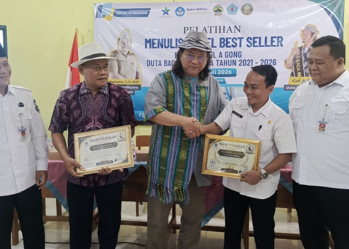 Perpusnas Beri Penghargaan kepada Ketua Forum TBM Brebes