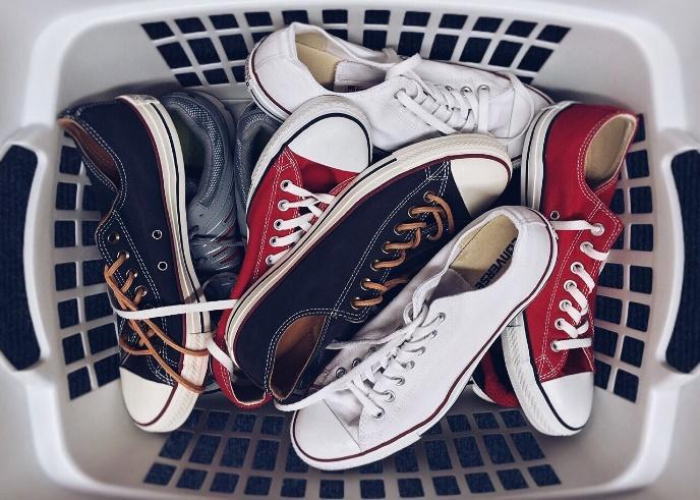 8 Jenis Sepatu Sneakers Wanita yang Paling Populer Saat Ini, Salah Satunya adalah Plimsoll Sneakers